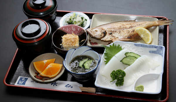 ★《いか刺し定食》口に広がるいかの甘みと歯ごたえ！