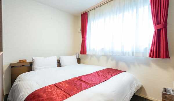 ・【客室一例　キング】大きなベッドでゆったりとお休みいただけます♪