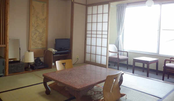 *【部屋】和室8畳/畳の上で、足を伸ばしてお寛ぎ頂けます。