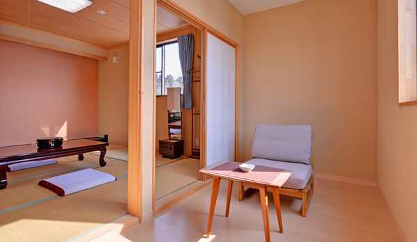 *和室6〜8畳（客室一例）/窓辺に腰かけて、ゆっくり津軽富士を眺める至福の時。