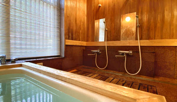 【貸切風呂】23時までご利用可能。ミネラル豊富な上桂川の伏流水のお湯で疲れを癒していただけます。