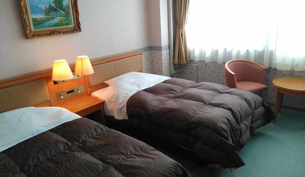 洋室（ツイン）室内　ベッド側