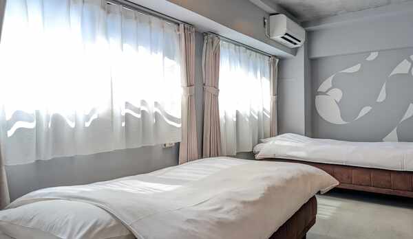 【403】シングルベッド2つ、ソファベッド2つの広々としたお部屋です。