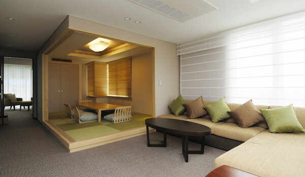 *大きなソファとゆったりした空間でお寛ぎいただけるプレミアムスイートルームのリビング。