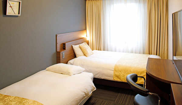 【２名利用時】　ソファーの入ったシングルタイプ（１３㎡）