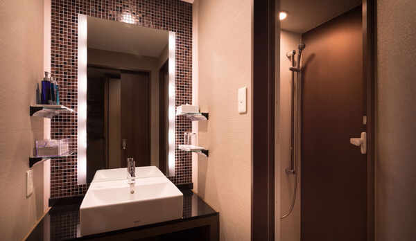 禁煙洋室のスタイリッシュな洗面所