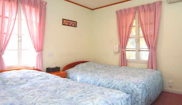 【客室】エリカ。ツインベッドでゆったりくつろぎのひとときを