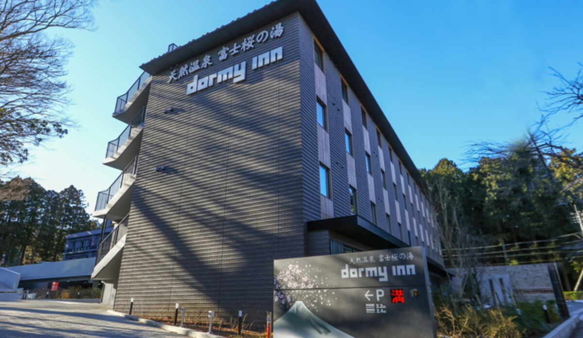 ■ホテル外観（昼）