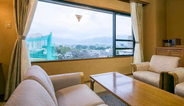 【ゆったり広々♪グレードアップ和室１２畳】人気の最上階客室。大きな窓からの眺めは開放感いっぱい。