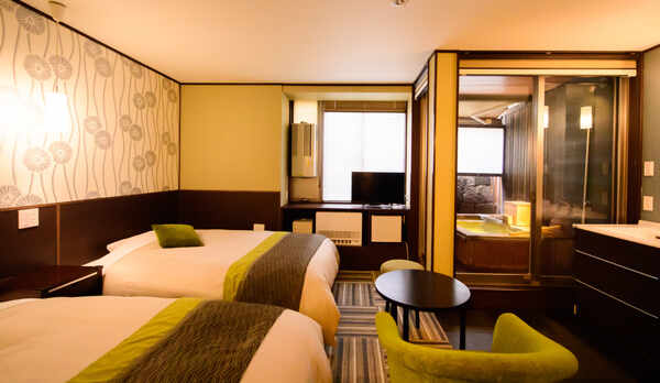 【温泉露天風呂付き客室】ツインルームタイプ。湯畑源泉掛け流しの露天風呂付き。