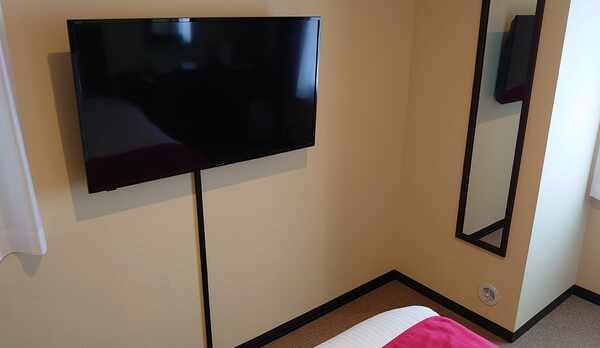 40インチ　壁掛けテレビ