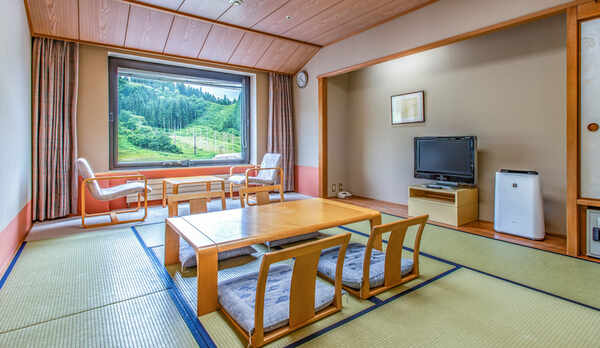 【＜東館＞和室10畳】お部屋により眺望が分かれますが、山に囲まれているのでどちらも自然を臨めます。