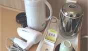 【デスク】電気ポット、コップ、湯のみ、お茶、アイスペール、ドライヤー