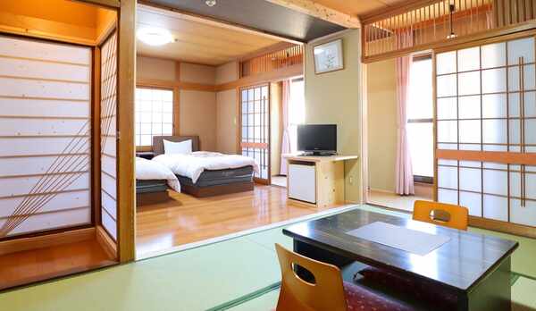 ツインベッドの洋室と和室の2間続き