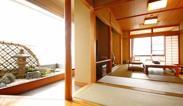 ■展望風呂付き和洋室　二間の居室の間の広い踏込には坪庭も。大人数様やご親族様などでのご利用にも最適