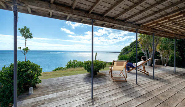 「だんだん芝生と海の宿」眺ドコロ　テラスの横を下ると芝生へ、さらに降りていくと砂浜へ。