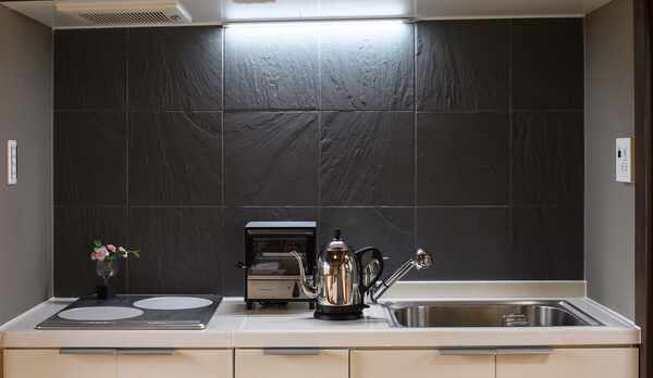 ・キッチンでは簡単な調理ができるよう調理器具をご用意しております