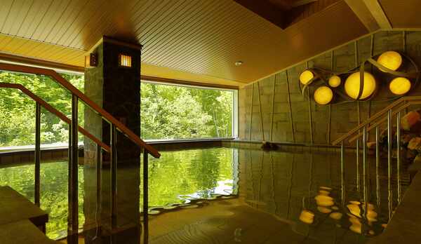 内風呂【大浴場】「山月の湯」内湯&hellip;湯量豊富な自家源泉かけ流しの湯を、大自然を望む湯舟でご堪能下さい。