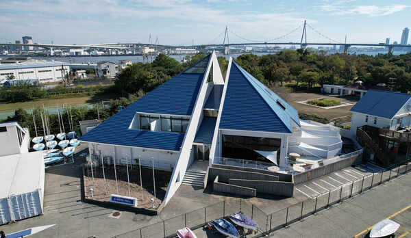 ・【HOTEL HULL】ホテル客室は三角の青い屋根が目印。マリンレジャーの後はゆっくり休めます