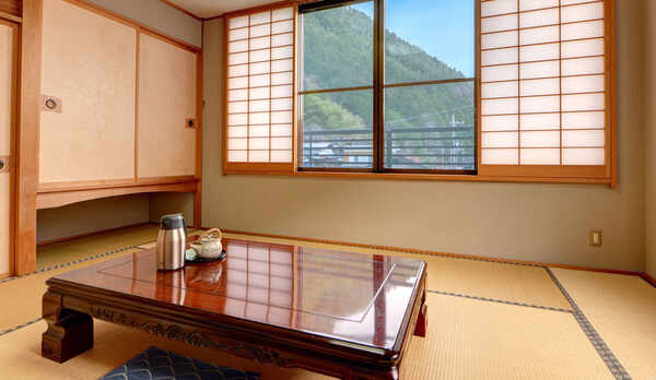 *部屋一例／テレビ、冷暖房、お茶、タオル、バスタオルがございます