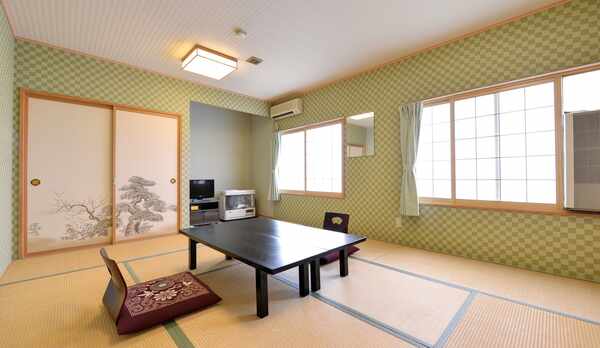 *和室8〜10畳（客室一例）/グループやファミリーにおすすめ！純和風のお部屋で寛ぎのひと時を。