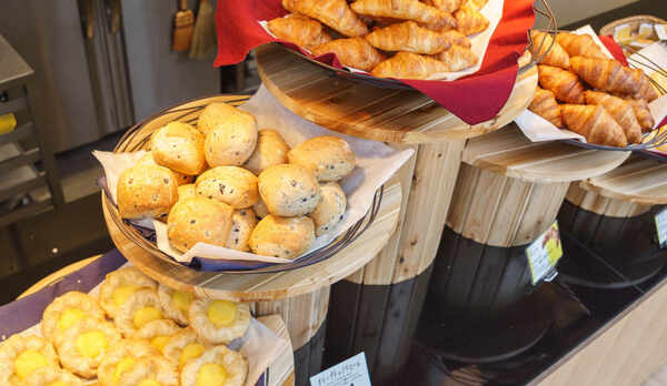 バイキング形式+焼きたてパンをご用意
