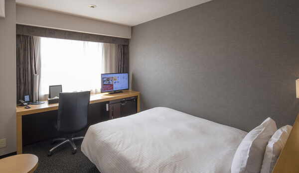 シングルルーム・入口側■広さ１７㎡・ベッドサイズ１４０cm・テレビ３２型