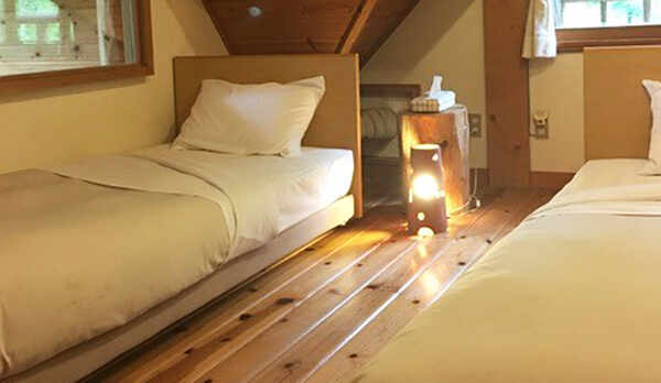 *ツインルーム。吹き抜けが見下ろせるお部屋です。ろっぢのゲストルームは全てロフトになります。