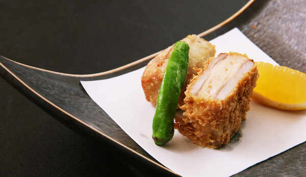 ♯冬-揚物　海老真丈の天ぷらも季節の移ろいに合わせ志向を凝らします。