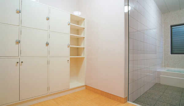 ・共同風呂／広々とした清潔感のある脱衣所