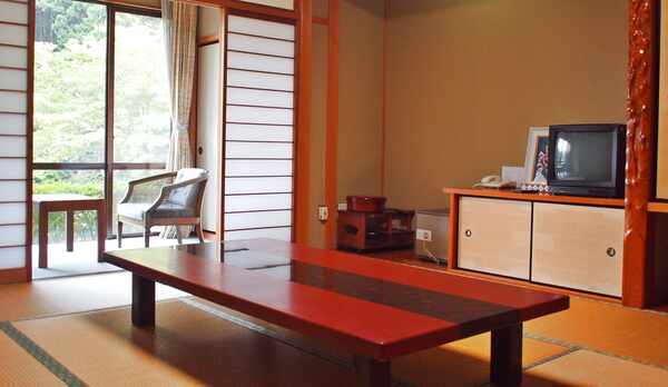 *【和室10畳のお部屋】窓の外からは美濃白川の自然を満喫。