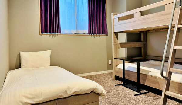 【トリプルルーム】二段ベッドとソファーベッドで合計３名までご宿泊可能です。