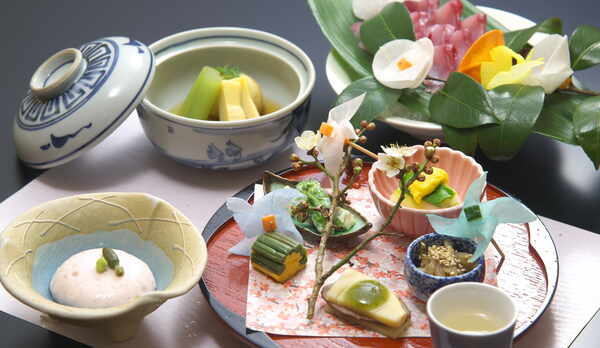 【山河会席料理一例】春の訪れを感じる料理を