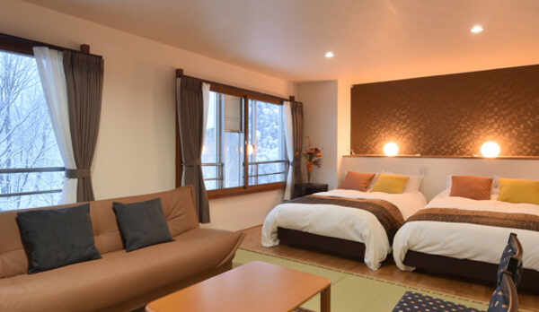 2017年1月リニューアル＜新和洋室＞ ツインベッドスペース＋和室8畳の開放感あるお部屋。