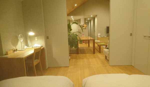 洗練されたリビングを寝室から望む