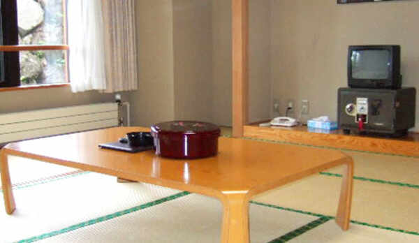 *【B館和室：12畳（トイレ付）】