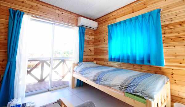 【シングル】バルコニー付の大きな窓から明るい光が差し込みます