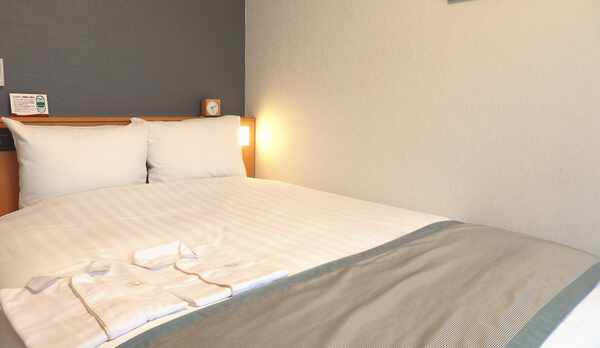 【ダブルルーム】広さ17.5㎡ ベッド幅152cm広々ワイドダブルベッド・テンピュール枕完備