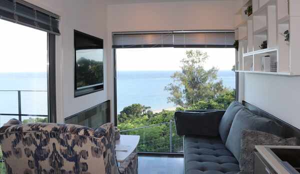 ネット対応型液晶テレビ完備★大きな窓から海と空を堪能できるリビングエリア