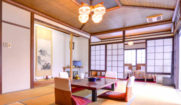 *客室一例（和洋室）／お部屋は宿任せですが全室バストイレ付きです。