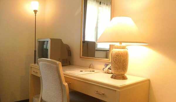 ▼ドレッサーを完備しております。間接照明を駆使した落ち着いた空間です。