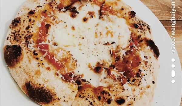 自家製天然酵母のピザ