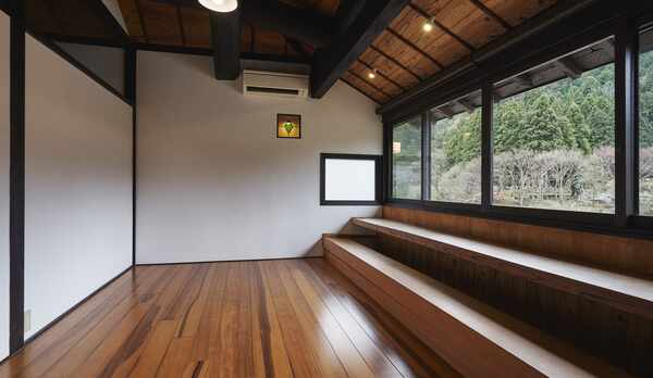 川を眺めることができるカウンター席