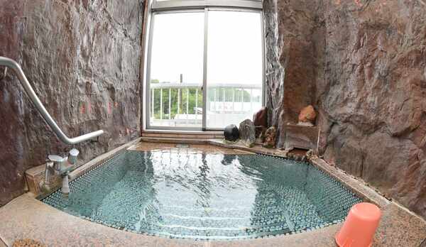 ◆岩風呂付和室　お風呂からの眺めの最高です。岩風呂は、天然温泉です。