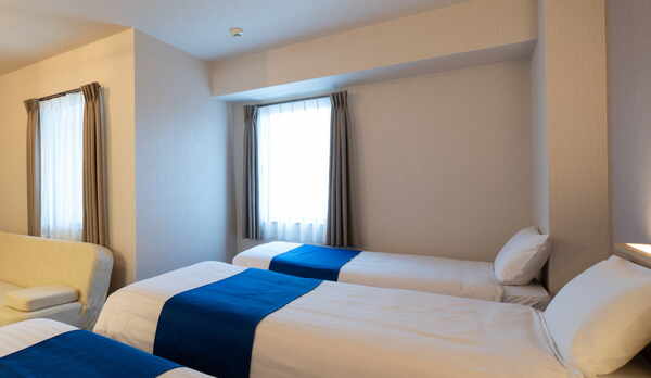 禁煙ファミリールームは窓が2か所。柔らかい日差しが差し込みます。