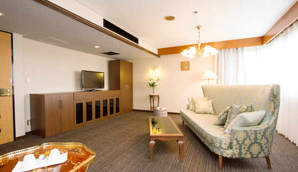 広々としたリビングでくつろげる！【デザイナーズ・スイート】