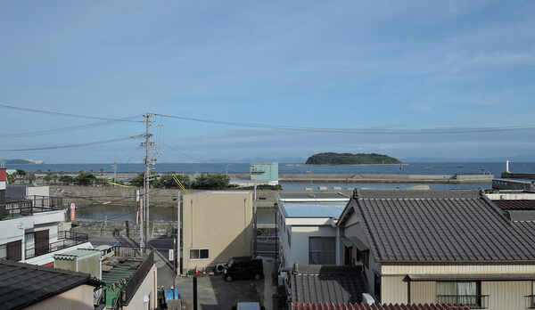 *【お部屋】窓から海に浮かぶ梶島が見えます