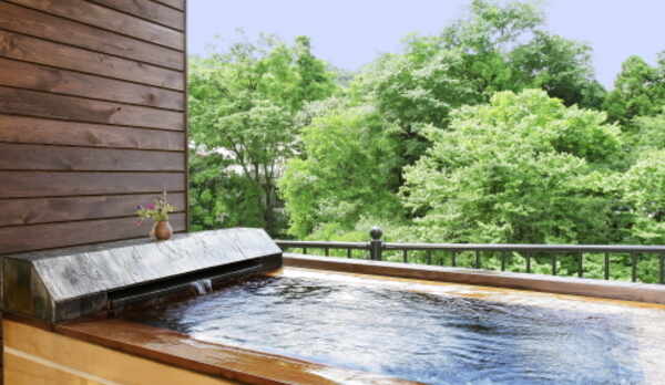 露天風呂付客室いちいの間(石&ひのき風呂)いちいの間だけが長方形の浴槽です