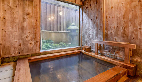 *温泉(男湯)／小ぶりな浴槽は、加水加温をせず新鮮そのものの温泉を楽しんでいただくため