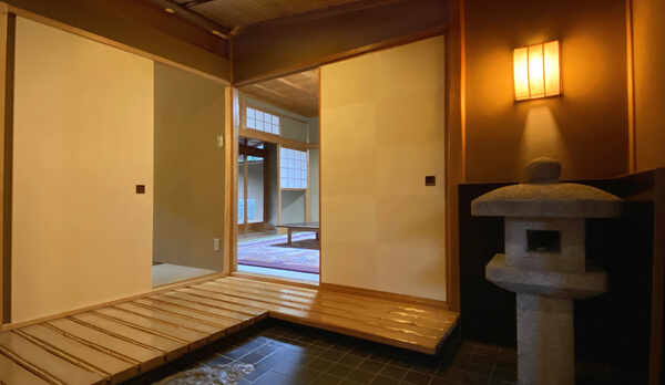 【特別客室うめ・はぎ】風情のある踏み込みと二間+トイレ付きのお部屋です。